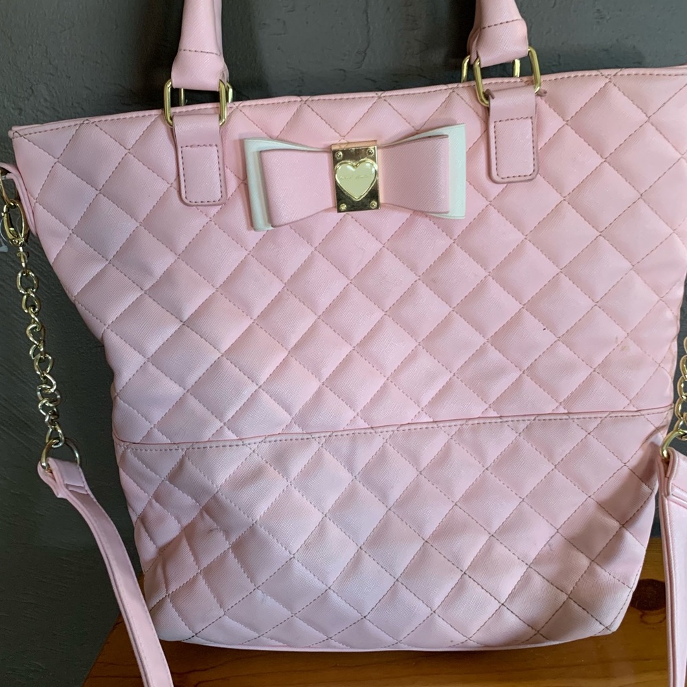 Betsey Johnson pink purse. 💕💕💎
